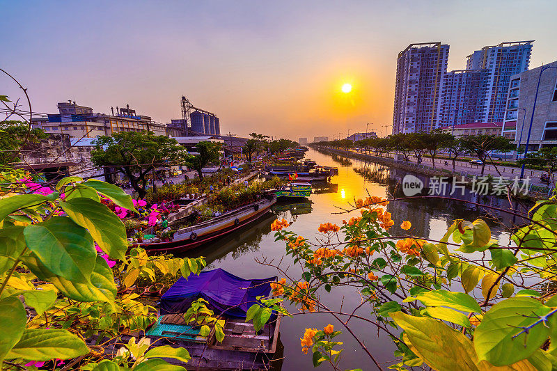 春天的西贡，运河上的船，运输春天的花为Tet到benbinh Dong露天市场，越南人高兴与农历新年，越南